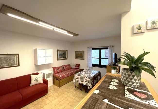 Living room apartment La Baita Case Gigiat Affitti Brevi Italia  Apartment in Val Masino - Appartamento La Baita Case Gigiat