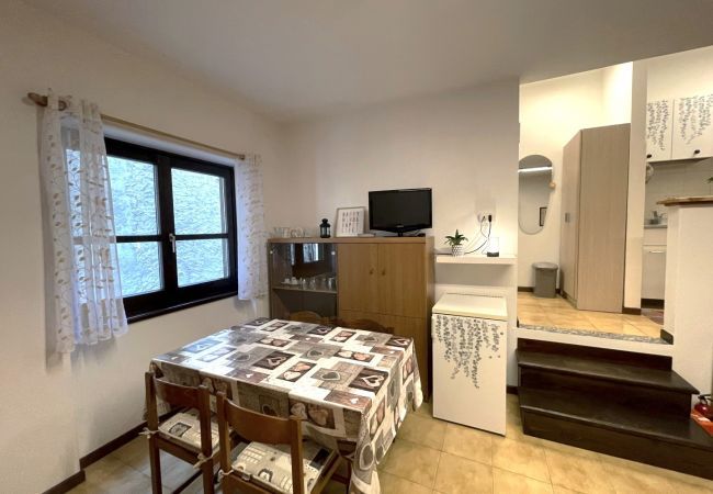 Dining room Apartment La Baita Case Gigiat Affitti Brevi Italia Apartment in Val Masino - Appartamento La Baita Case Gigiat