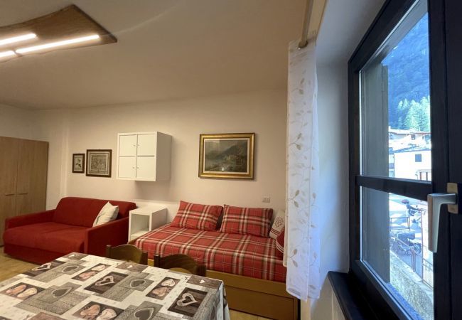 Living room Apartment La Baita Case Gigiat Affitti Brevi Italia  Apartment in Val Masino - Appartamento La Baita Case Gigiat
