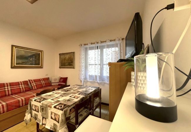 Dining room Apartment La Baita Case Gigiat Affitti Brevi Italia Apartment in Val Masino - Appartamento La Baita Case Gigiat