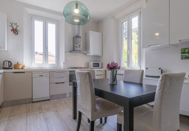 view on the kitchen and dining room Apartment in Modena - Alle Farfalle