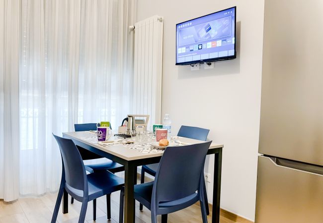 Living room table for 4 people with Smart TV and table equipment. Living room table for 4 people with Smart TV and table equipment.