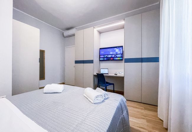 Work desk with USB connection and smart TV Work desk with USB connection and smart TV