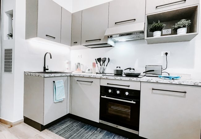 Modern Kitchen: Dishwasher, Washing Machine and Complete Utensils. Modern Kitchen: Dishwasher, Washing Machine and Complete Utensils.