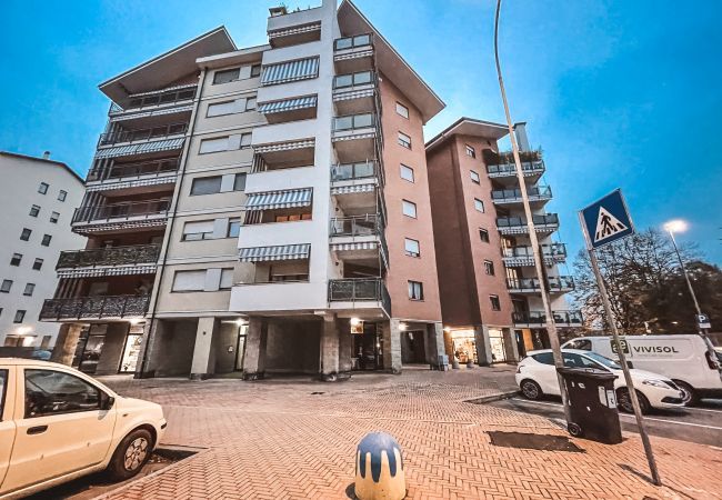 External view of the building entrance and convenient free street parking. External view of the building entrance and convenient free street parking.