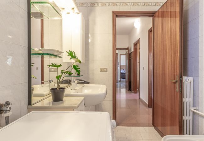 bathroom bathroom
