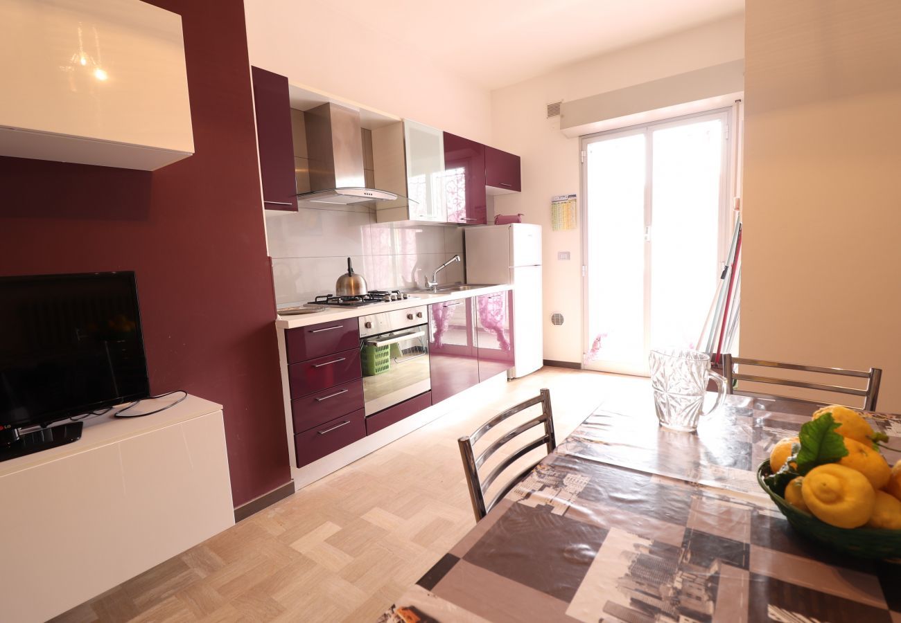 plum apartment dining room Solo Affitti Brevi Apartment in Tortoreto Lido - Appartamento Prugna - Affitti Brevi Italia