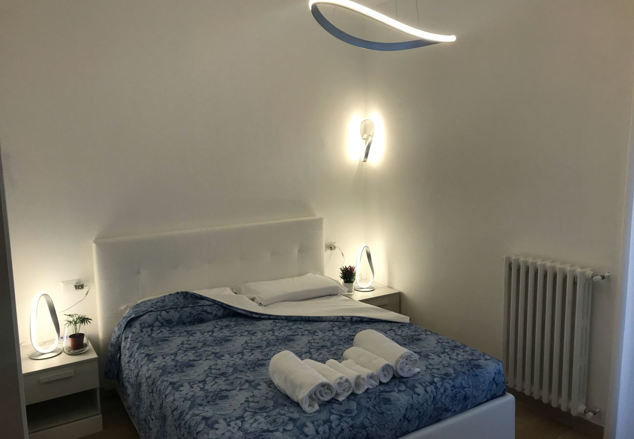 Bedroom Room 2 Home Sweet Home B&B Solo Affitti Brevi Rent by room in Manfredonia - 2 B&B Home Sweet Home – Affitti Brevi Italia