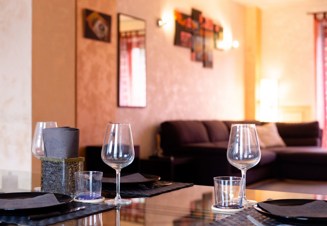 Dining table details MYHOUSE INN LINGOTTO -Solo Affitti Brevi Apartment in Turin - MYHOUSE INN LINGOTTO - Affitti Brevi Italia