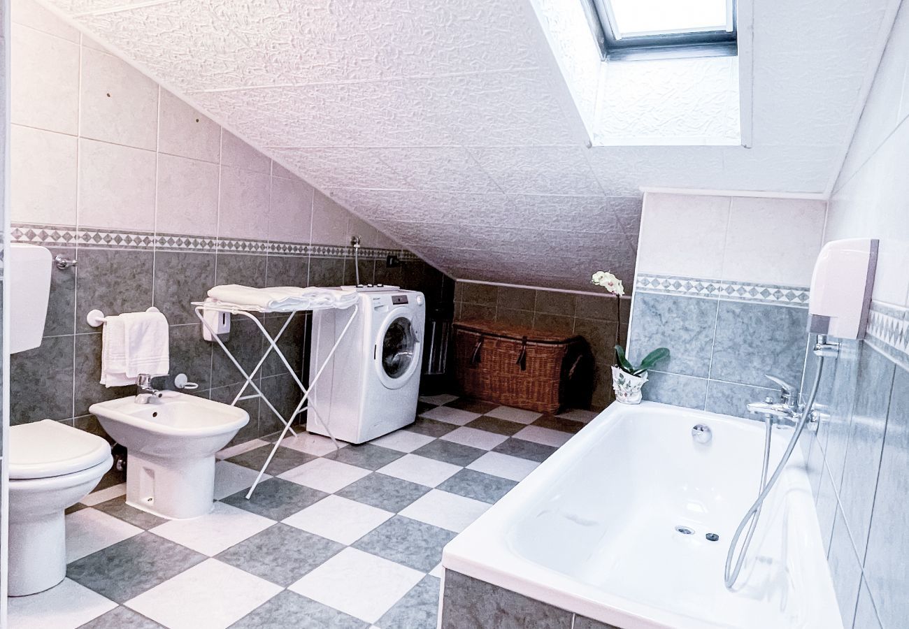 Bathroom with tub/shower, washing machine, bidet and WC: Functional and Comfortable Bathroom with bathtub that can also be used as a shower, washing machine, clothesline, bidet and WC. Functional and versatile space for maximum comfor