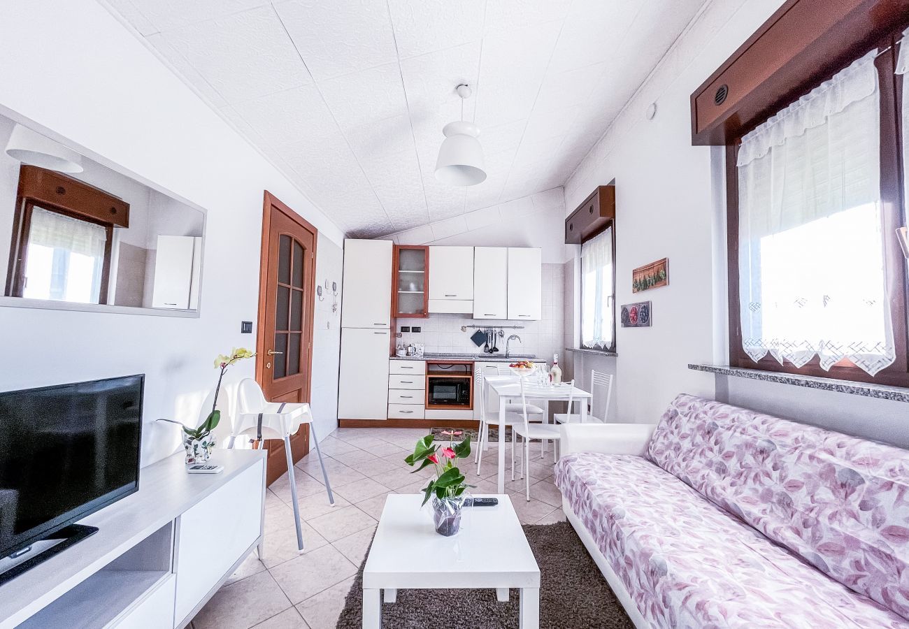 Living room/Kitchen MYHOUSE INN TORINO -Solo Affitti Brevi Cozy living room with kitchenette, equipped with dishes. The sofa bed, 32-inch flat-screen TV and Wi-Fi add comfort to your stay.