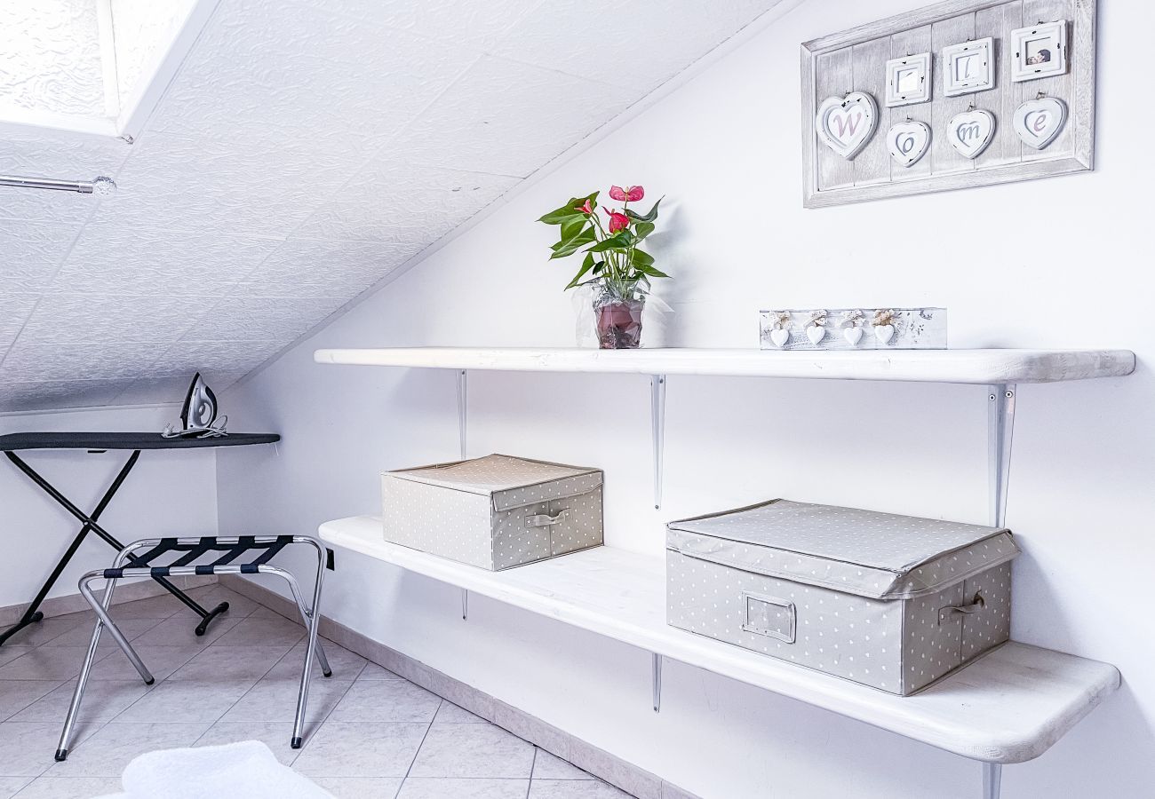 Double Room with Ironing Board and Iron, Suitcase Rack and Organized Shelves Double bedroom with iron and ironing board, suitcase rack and organized shelves with clothes boxes for a comfortable and tidy stay