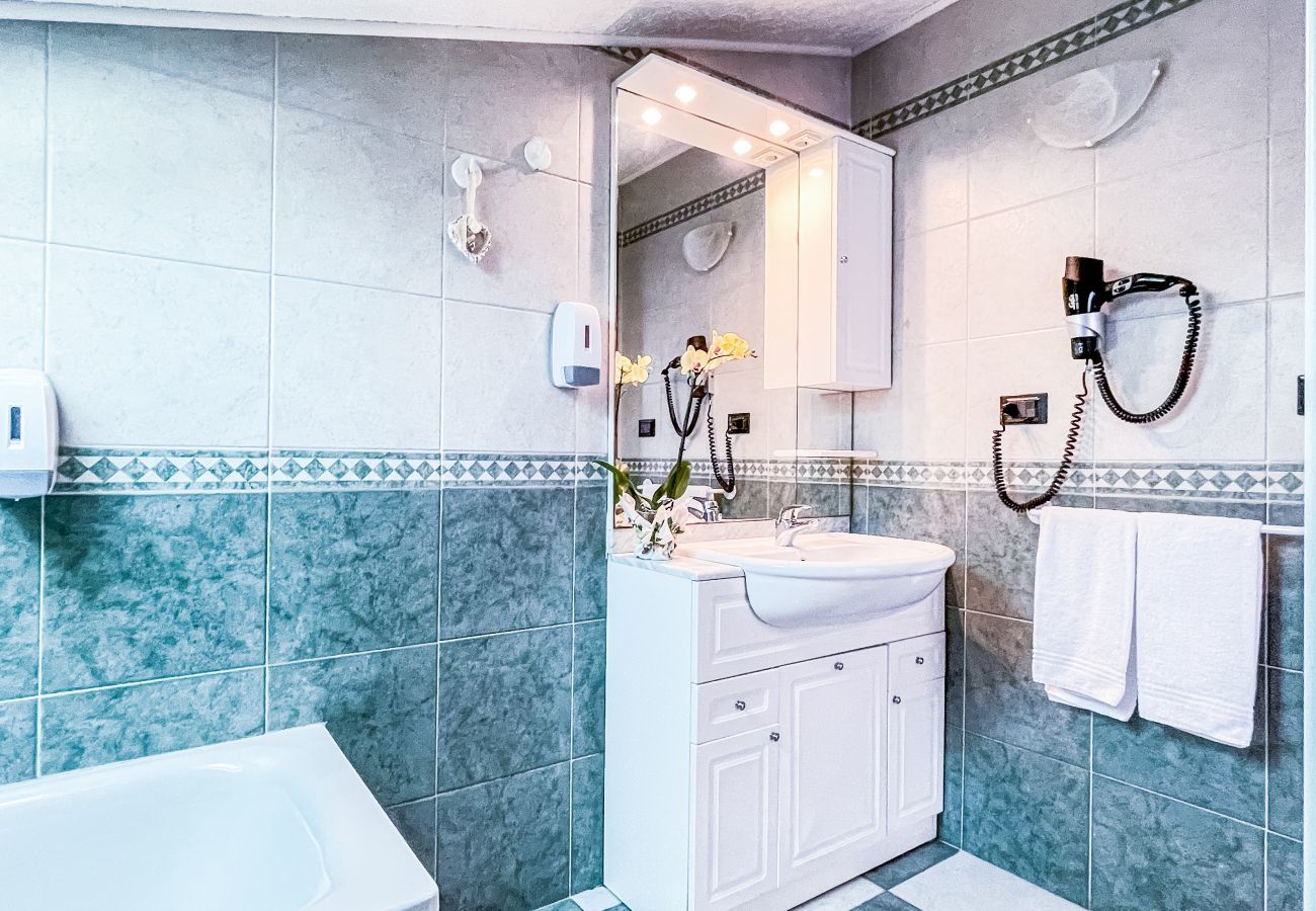 Sink with illuminated mirror, hairdryer, courtesy line and towels provided Sink with illuminated mirror, hairdryer, welcome courtesy line, toilet paper and towels included for a comfortable and welcoming stay