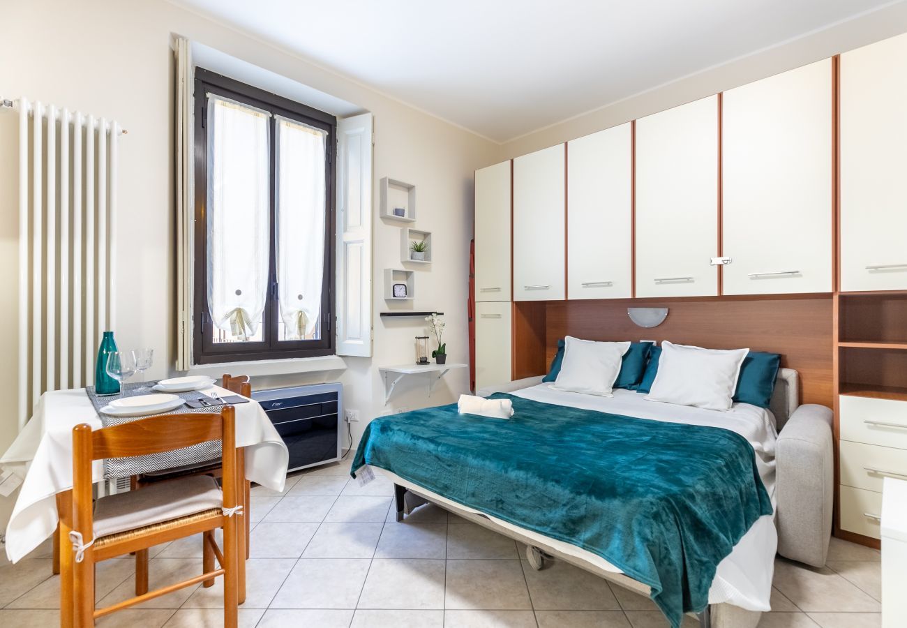 Living room / sleeping area Appartamento Quadrifoglio Apartment in Milan - Appartamento Quadrifoglio - Affitti Brevi Italia