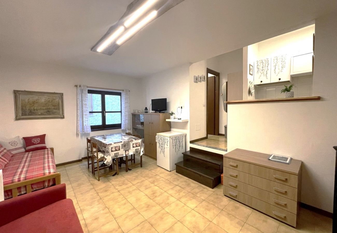 Living room apartment La Baita Case Gigiat Affitti Brevi Italia  Apartment in Val Masino - Appartamento La Baita Case Gigiat
