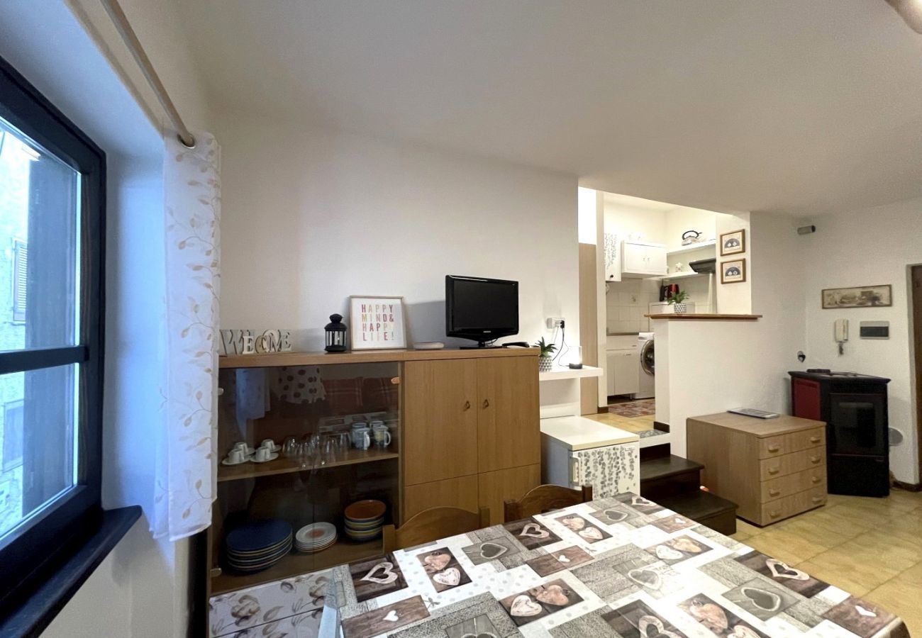 Dining room Apartment La Baita Case Gigiat Affitti Brevi Italia Apartment in Val Masino - Appartamento La Baita Case Gigiat