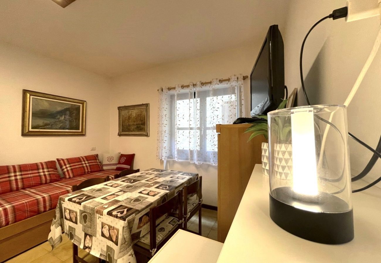 Dining room Apartment La Baita Case Gigiat Affitti Brevi Italia Apartment in Val Masino - Appartamento La Baita Case Gigiat