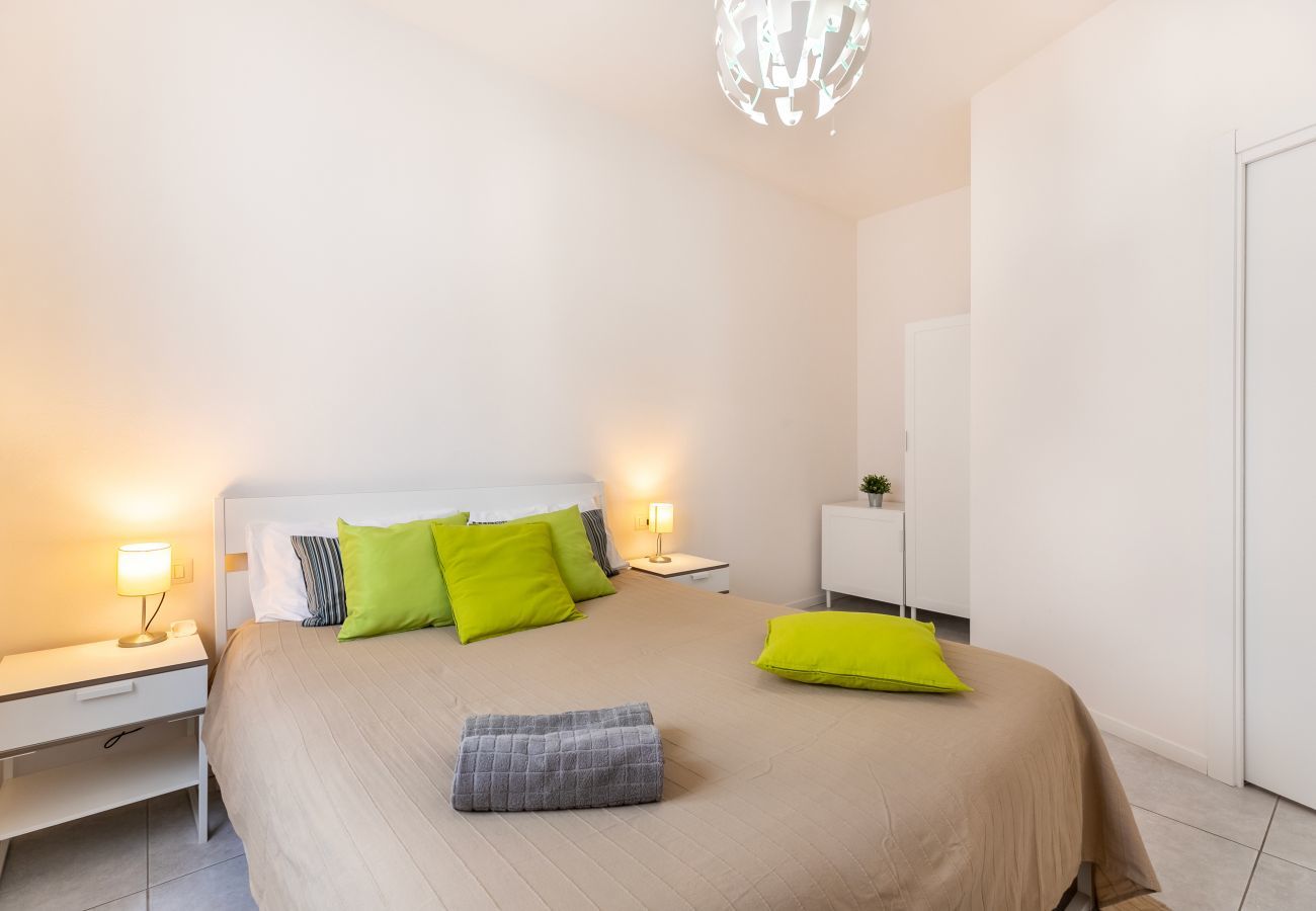 Bedroom double bed - Appartamento Sempione 1 - Affitti Brevi Italia Apartment in Milan - Appartamento Sempione 1 - Affitti Brevi Italia