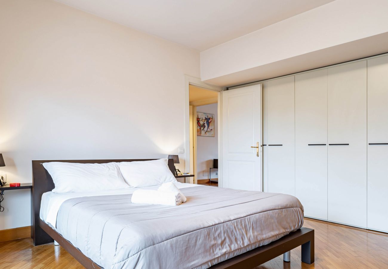 Broletto Park Apartment Bright Bedroom Balcony Apartment in Lecco - Broletto Park Apartment - Affitti Brevi Italia