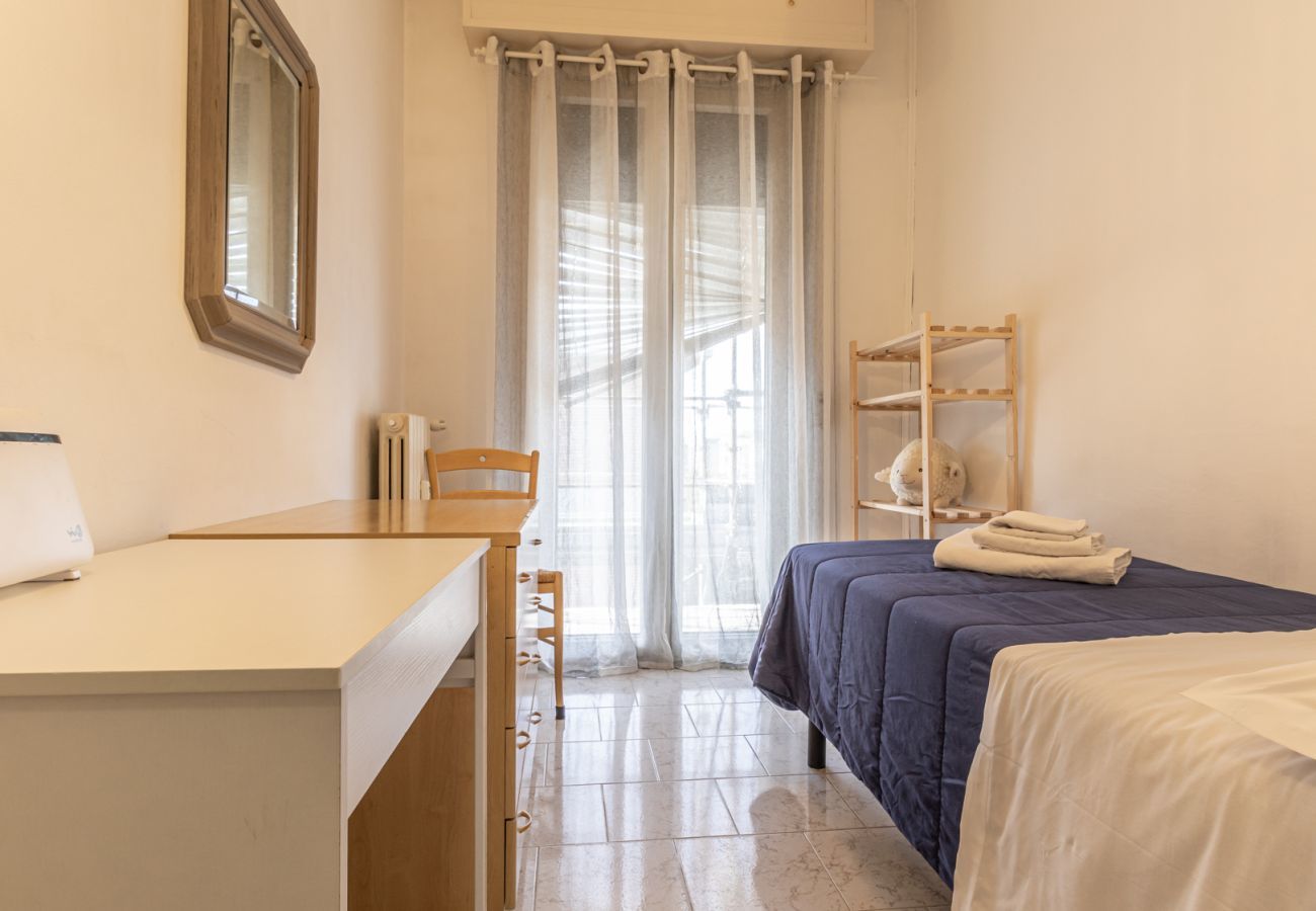 Banjo single bedroom with study/work area and balcony Banjo single bedroom with study/work area and balcony