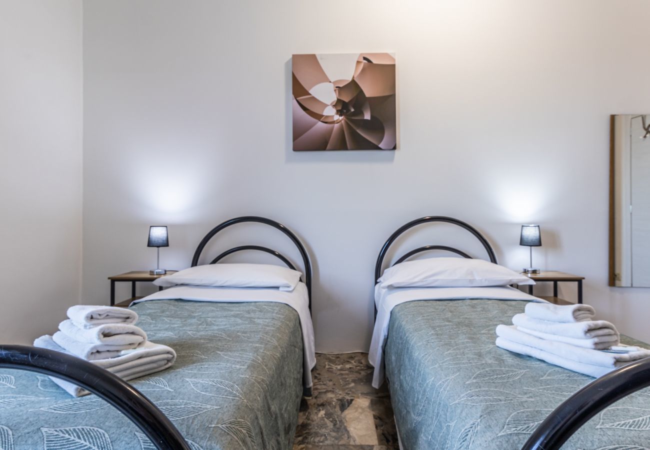 bedroom with twin beds bedroom with twin beds