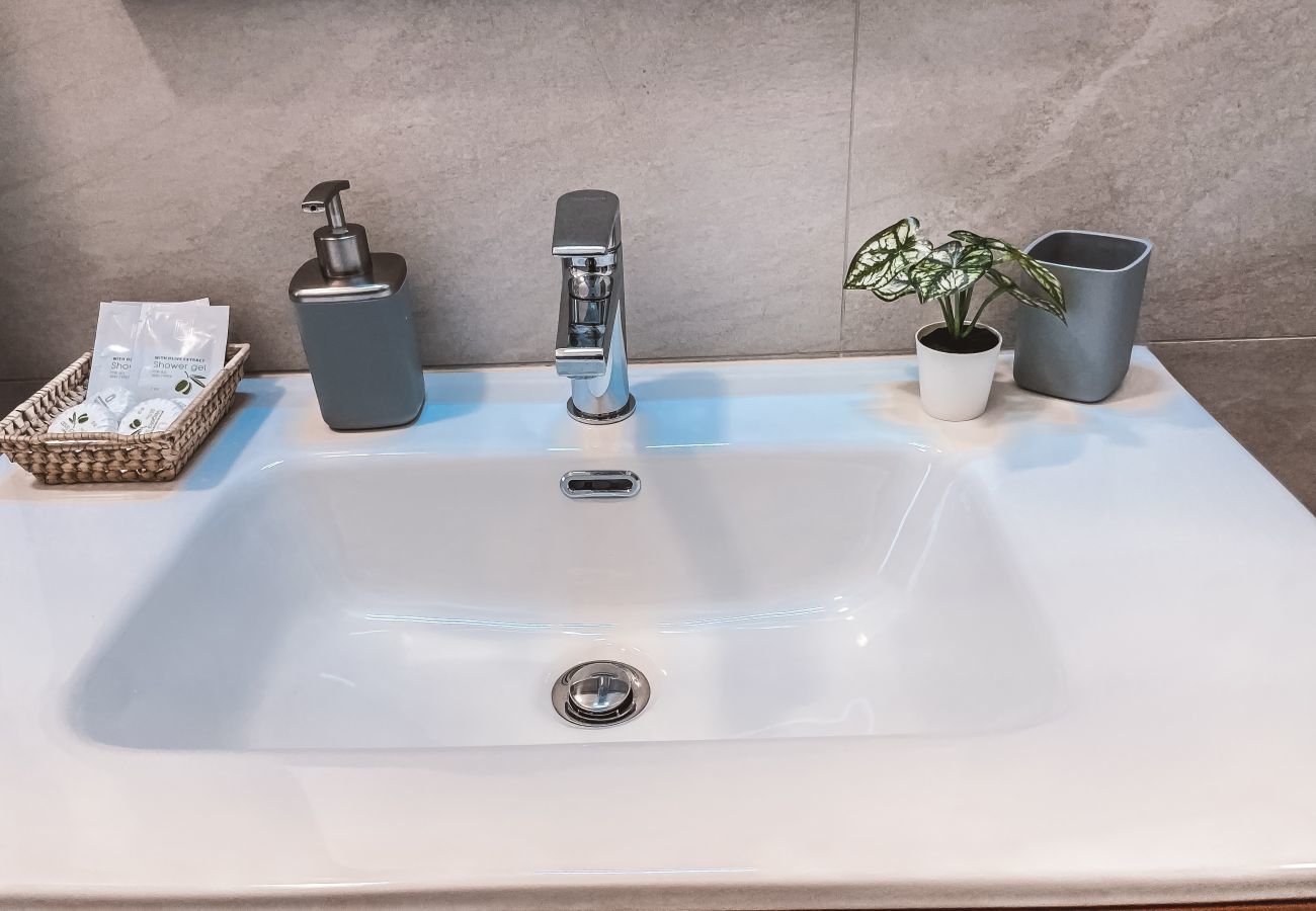 Sink with courtesy line and towels included. Sink with courtesy line and towels supplied for a touch of comfort.