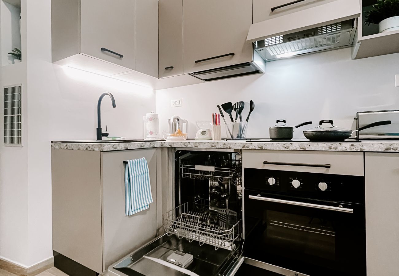 Modern and functional kitchen with appliances, dishwasher and utensils. Cucina moderna e funzionale con elettrodomestici, lavastoviglie e utensili.