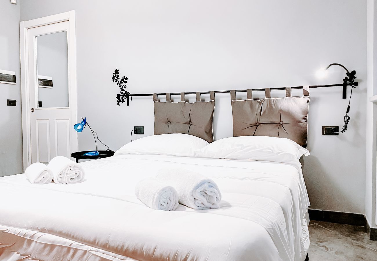 Double bedroom with walk-in wardrobe Double bedroom with spacious walk-in wardrobe