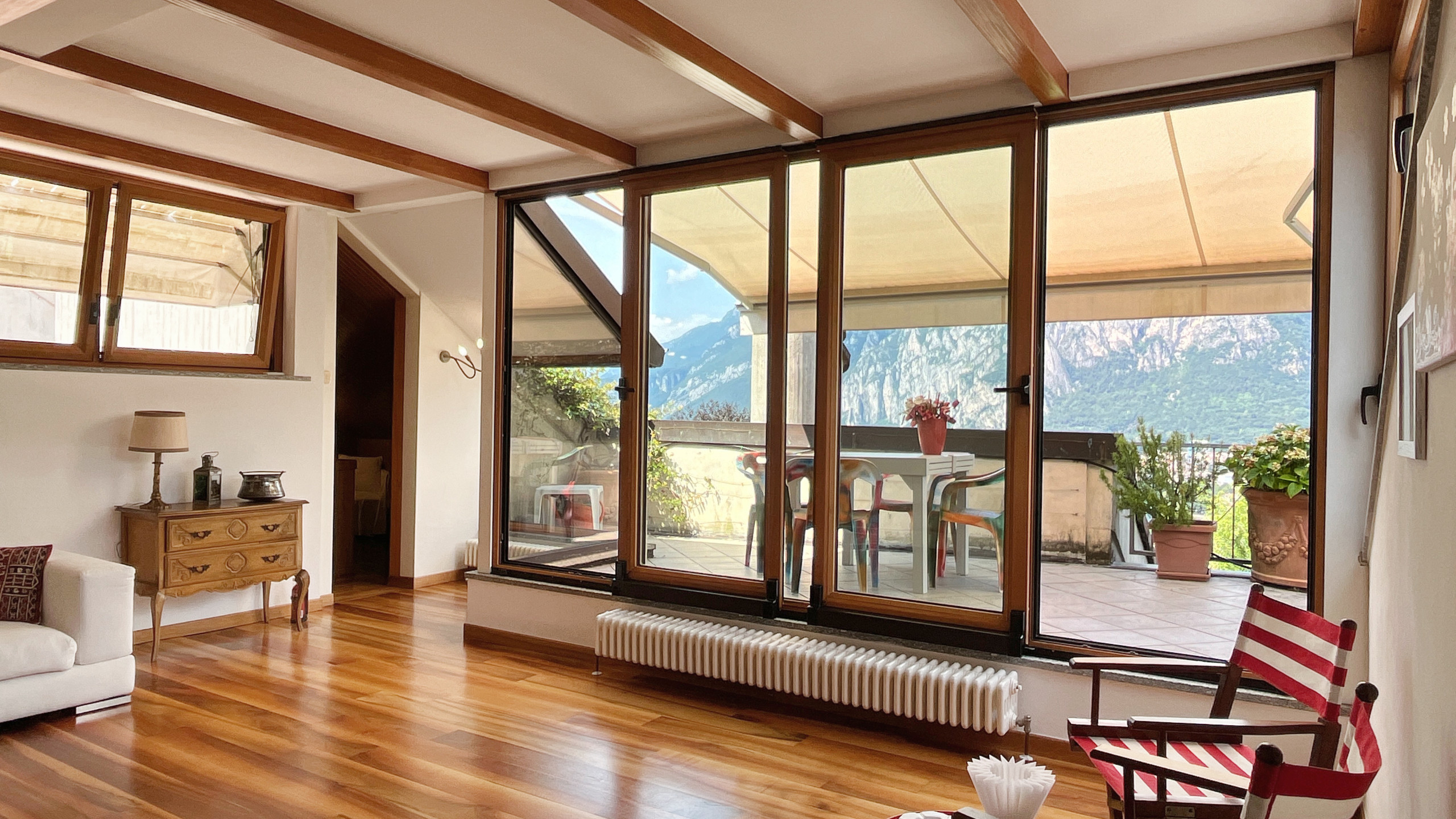 wonderful large and bright living room Refined living room very bright with access to the terrace