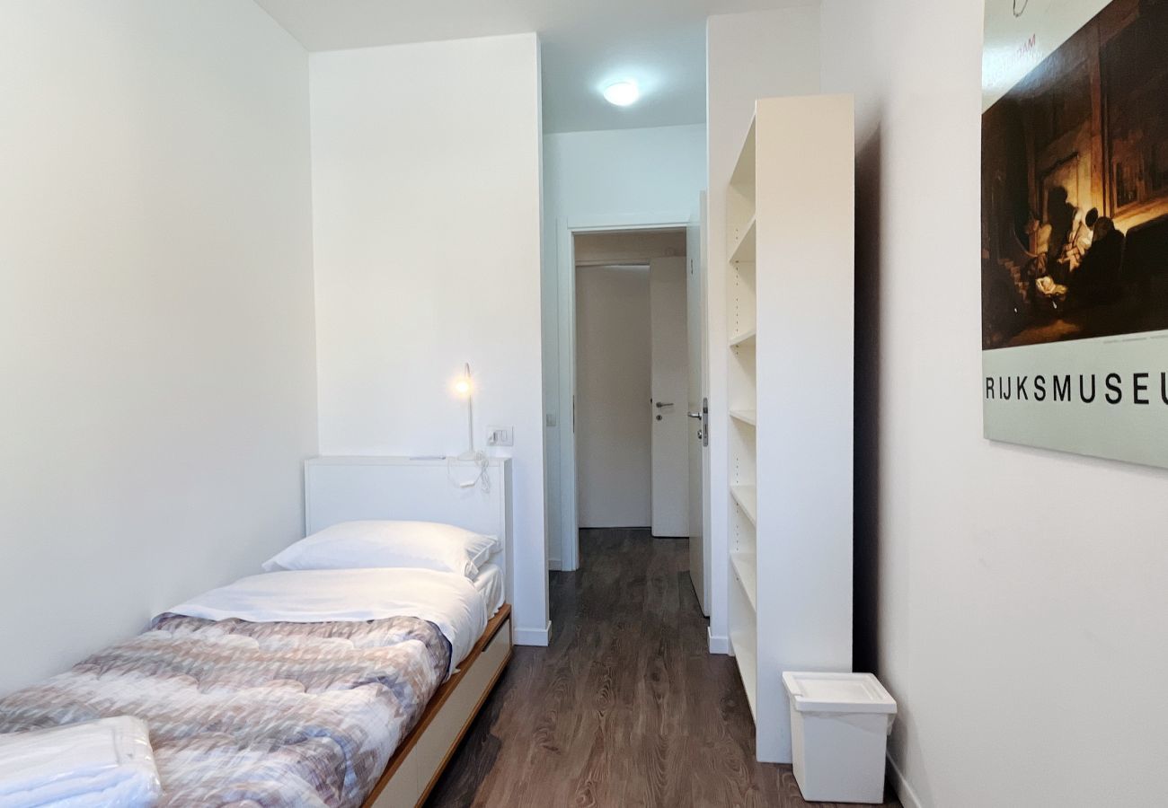 Equipped room with single bed Comfortable and fully equipped single room